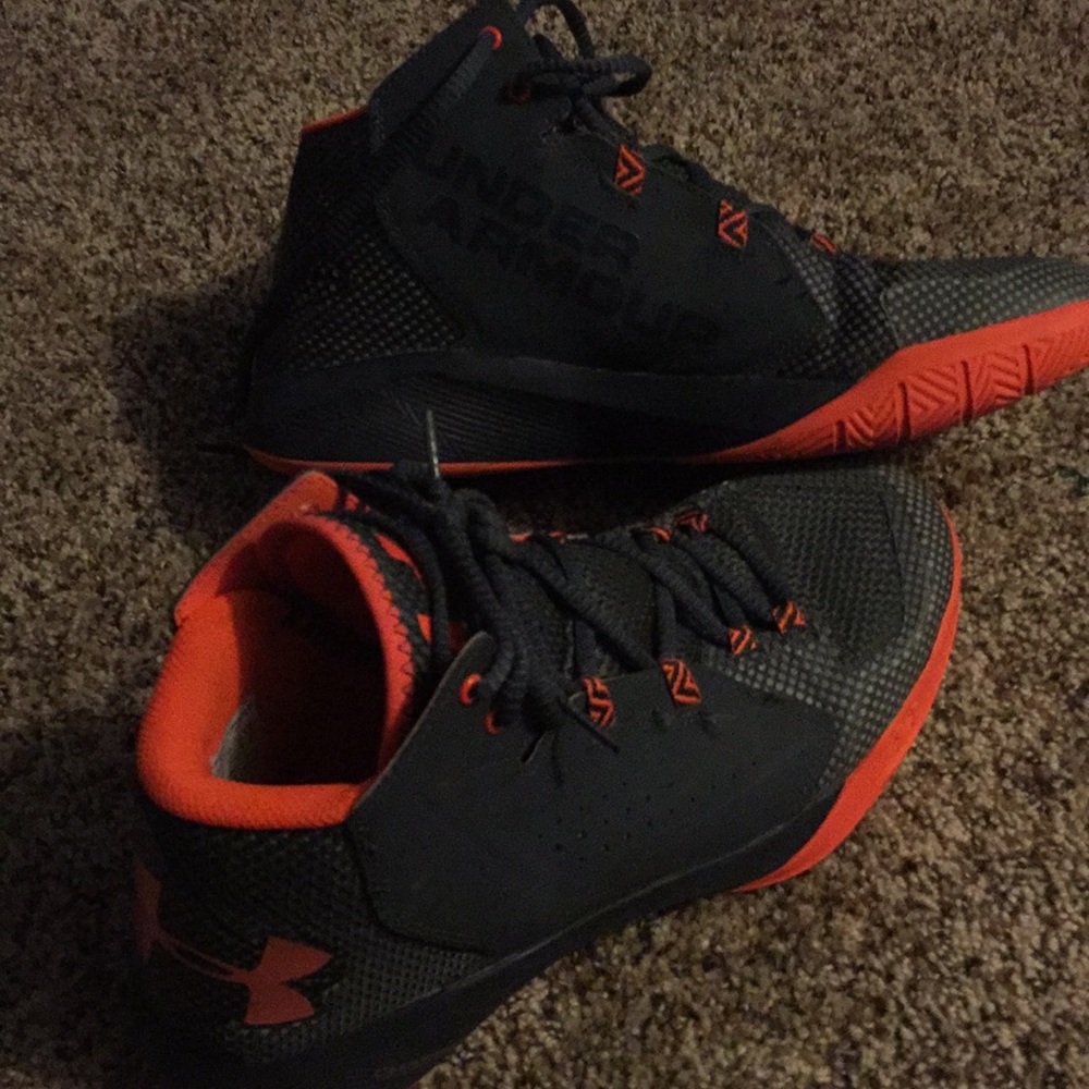 Men’s Under Armour Basketball Shoes - size 11